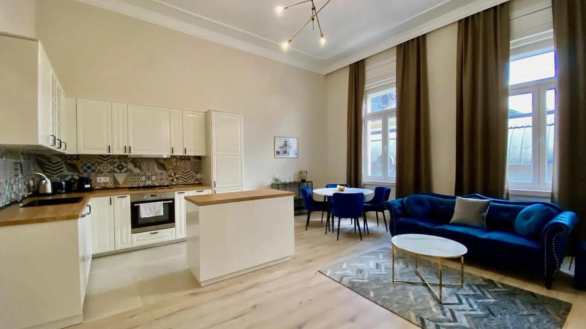 Luxury Paris Style Apartment In Heart Of בודפשט